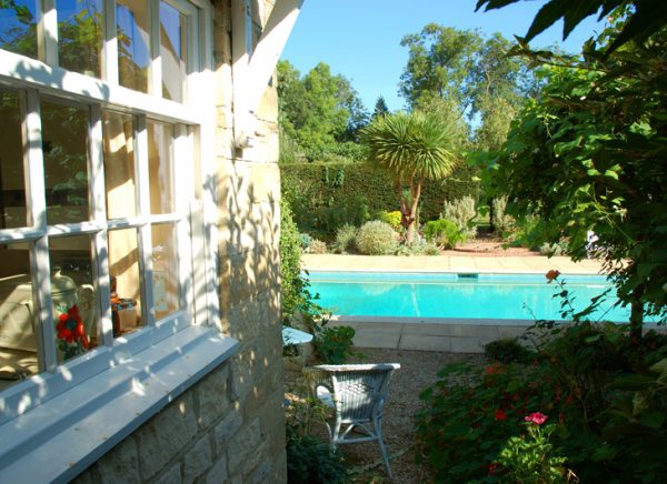 Garden Flat Overlooking Pool